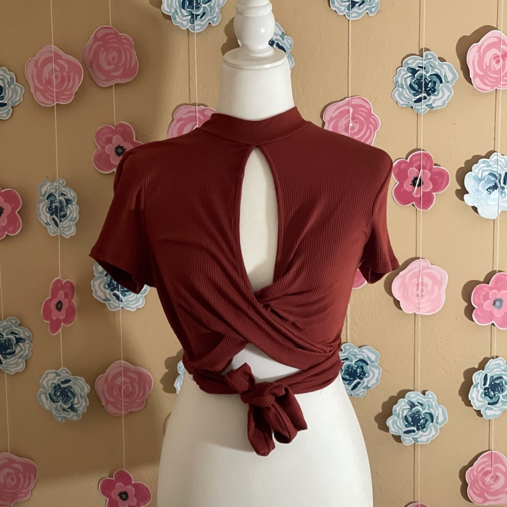 Crop top / open chest slit